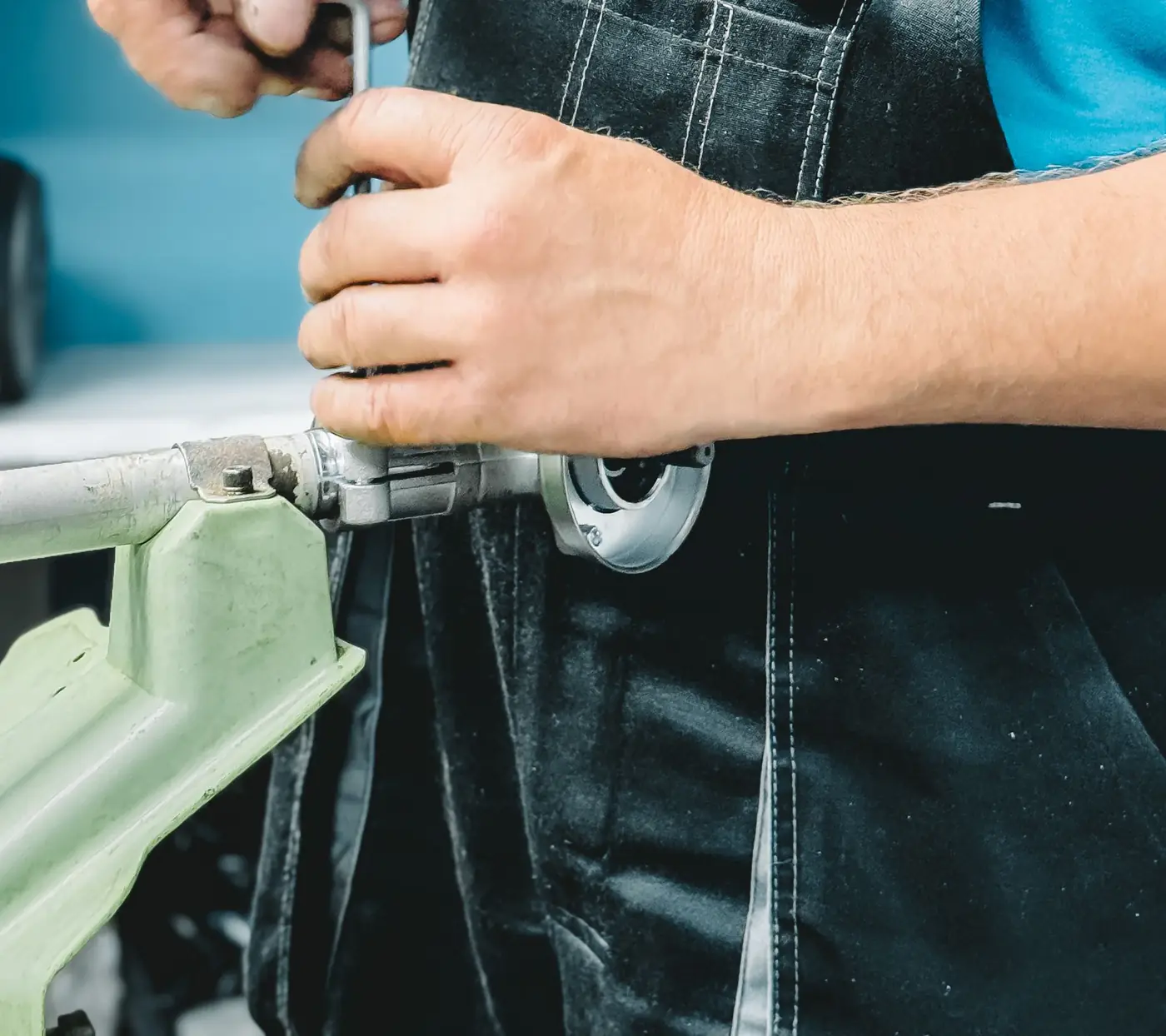 Plombier à Toulouse : mains d’un artisan qui resserre un raccord