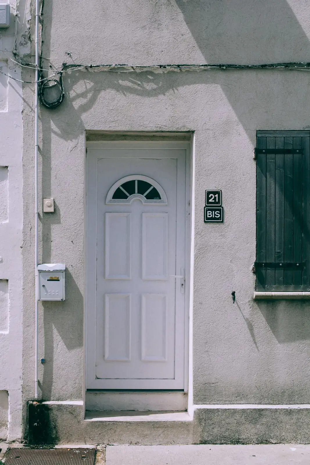 Porte blindée à Toulouse : porte d’entrée d’une maison en façade claire