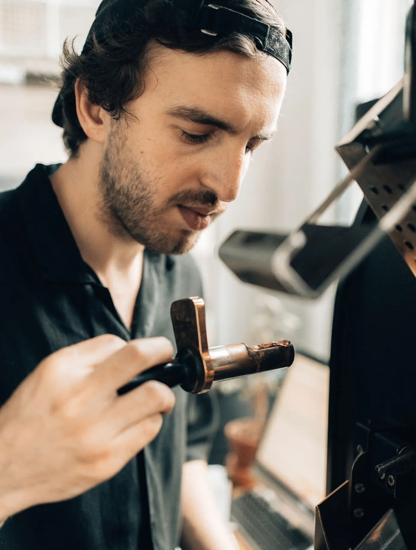 Serrurier à Toulouse : artisan au travail sur un cylindre de serrure